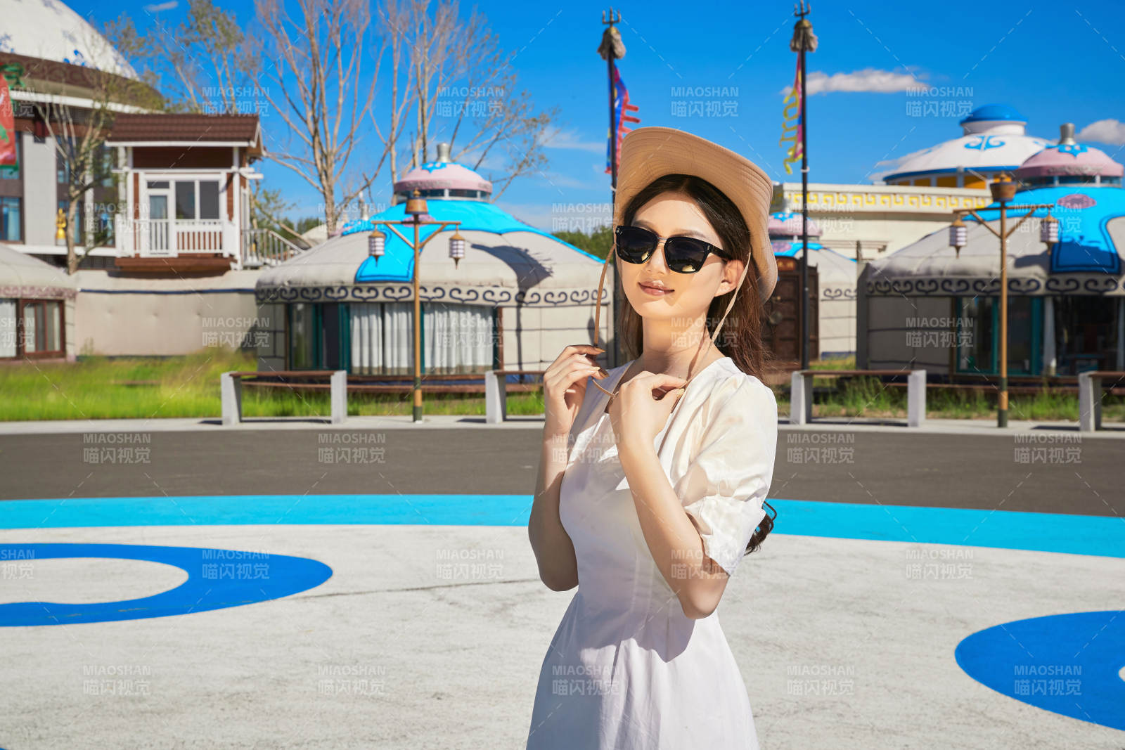 草原湿地公园游玩拍照的亚洲少女