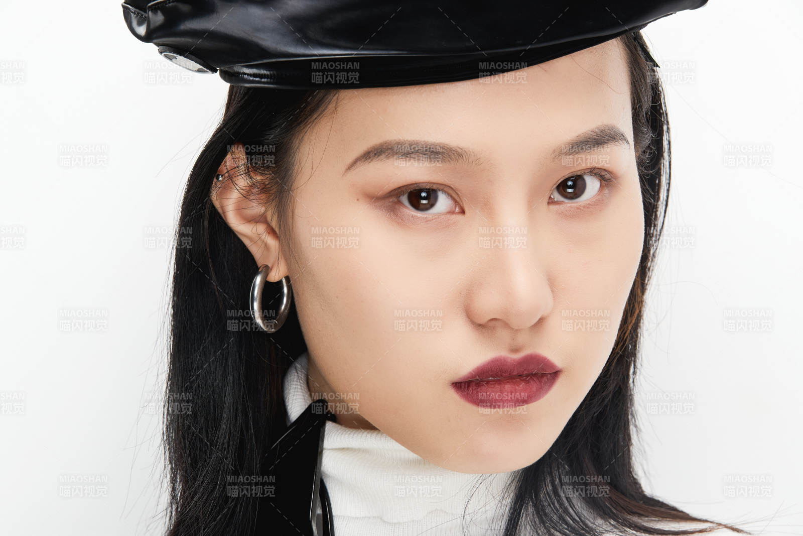 身穿复古服装的亚洲少女人像