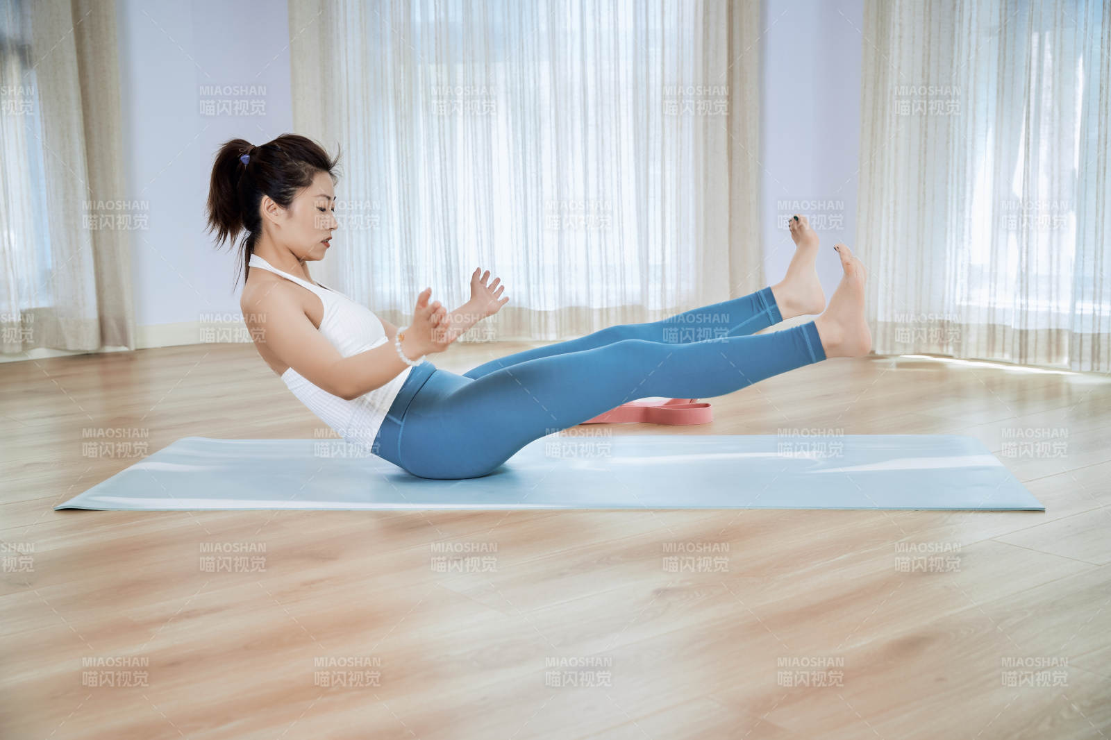 做瑜伽動作的亞洲年輕女性