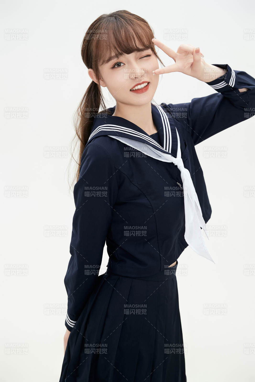 身穿日系高中制服的美丽少女