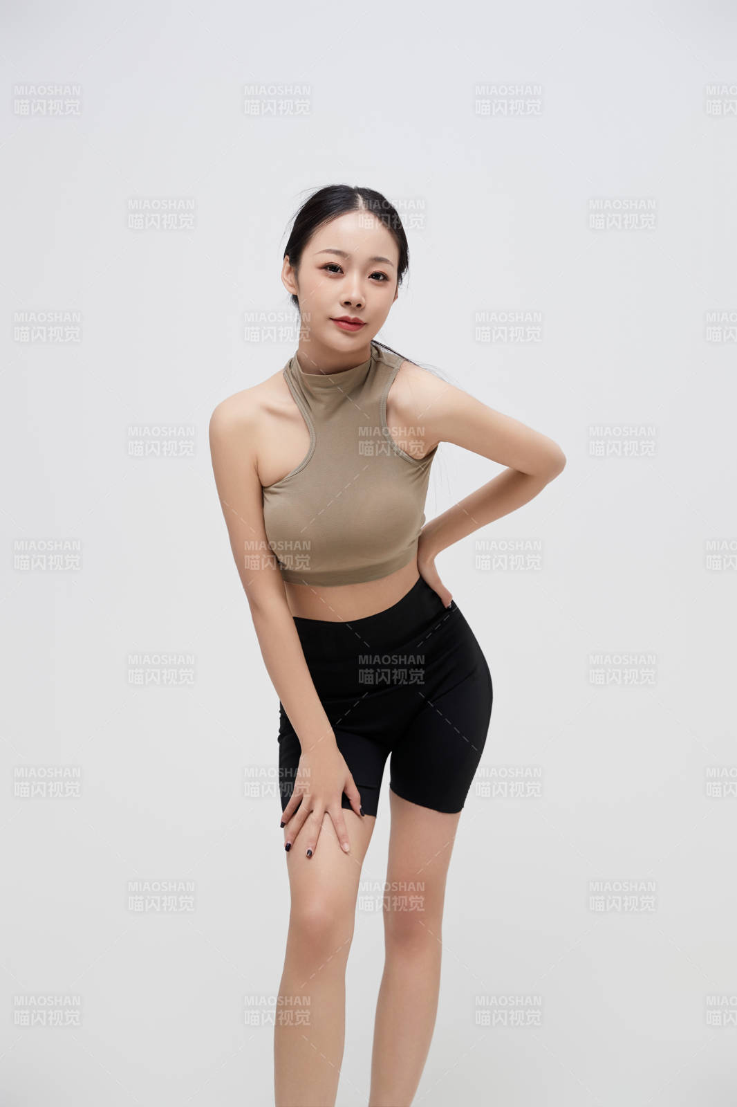 穿着运动服的亚洲美女