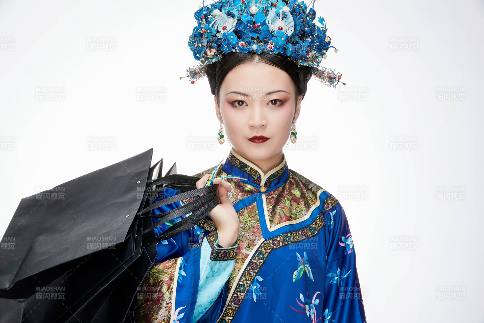 穿越而来手提购物袋的清朝皇后
