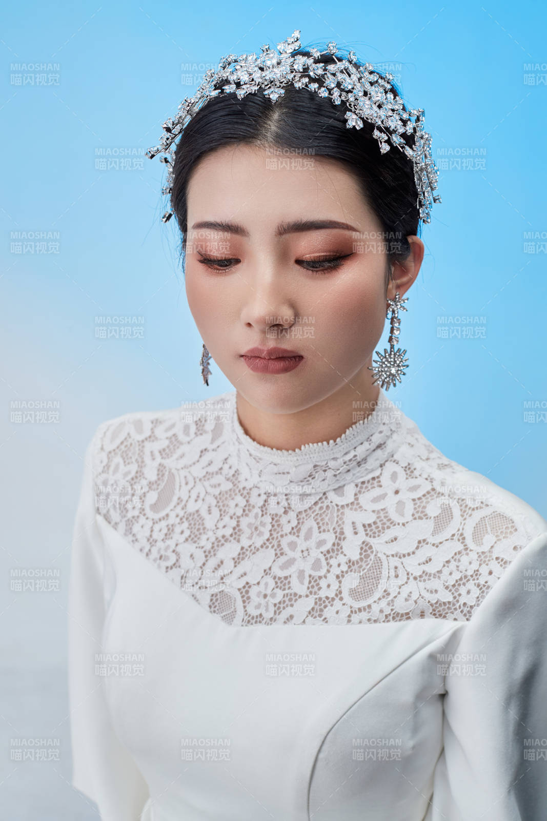 黑色背景下的女性复古婚纱妆面图片