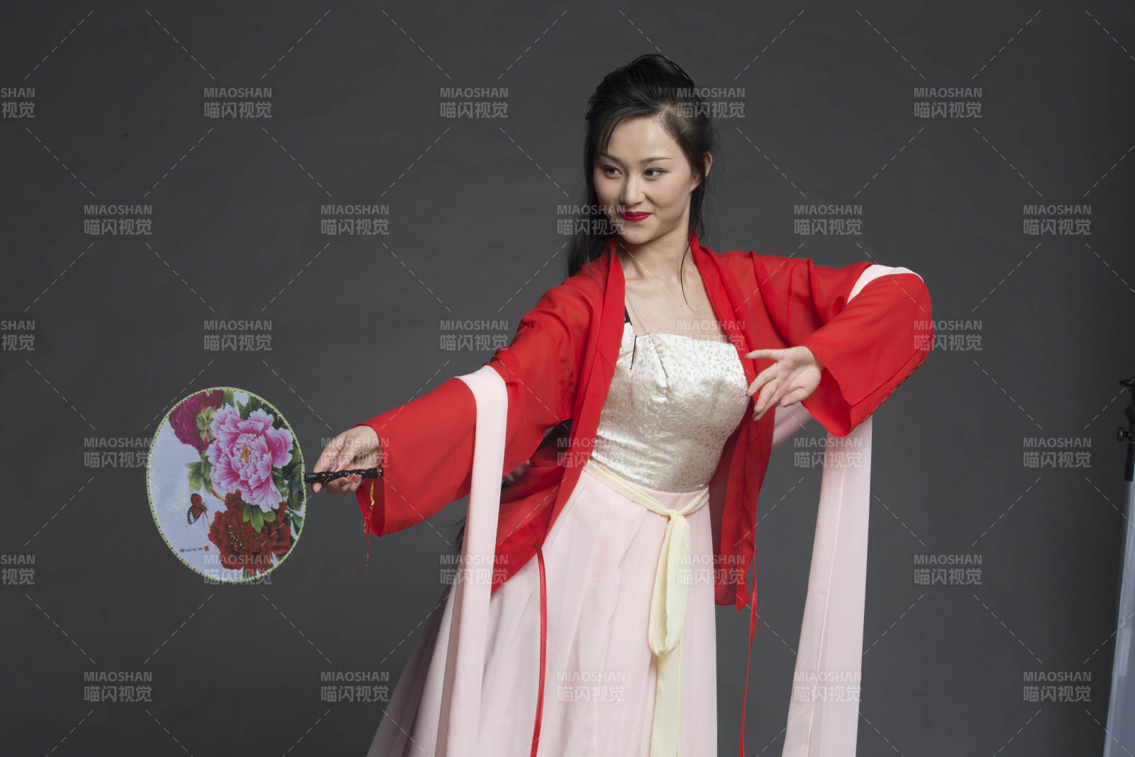 身穿古装的汉服女性人像汉服影棚拍摄