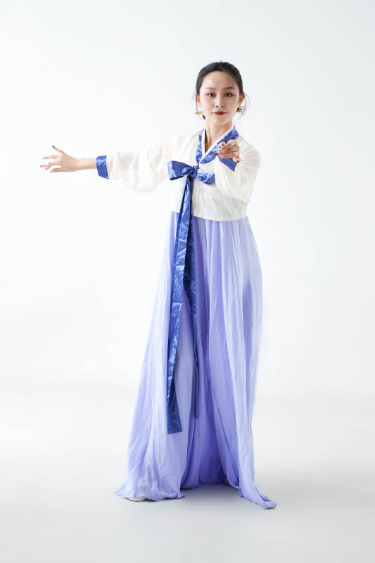 穿着中国朝鲜族传统服饰跳舞的少女