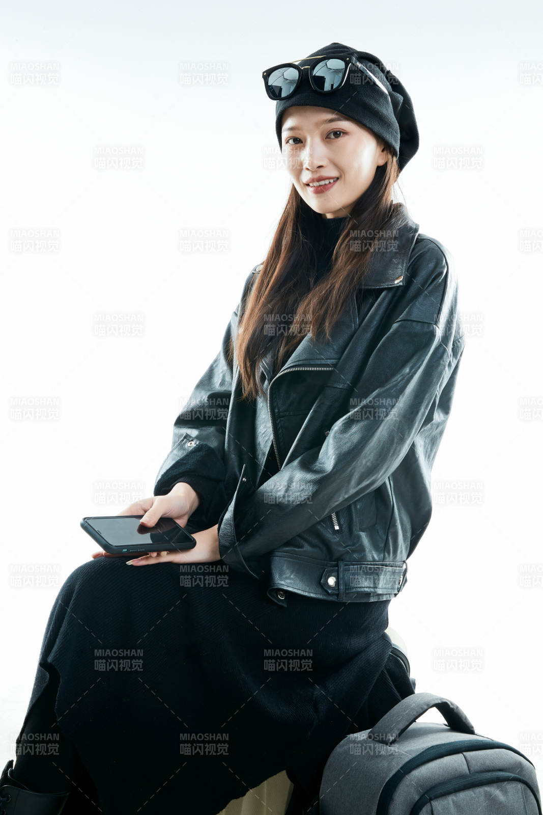 白色背景下准备出发旅行的美丽东方女大学生图片