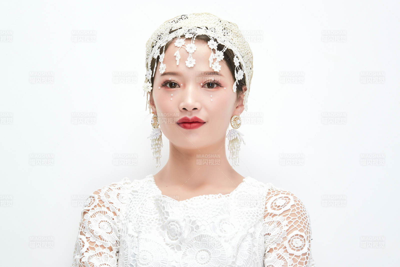 棚拍白色背景下的新娘美妆图片