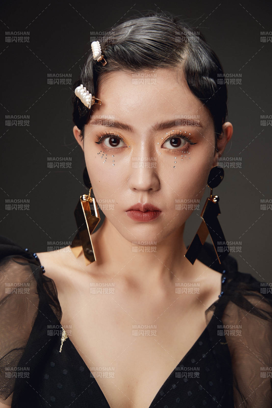 时尚亚洲女性婚纱妆面彩妆