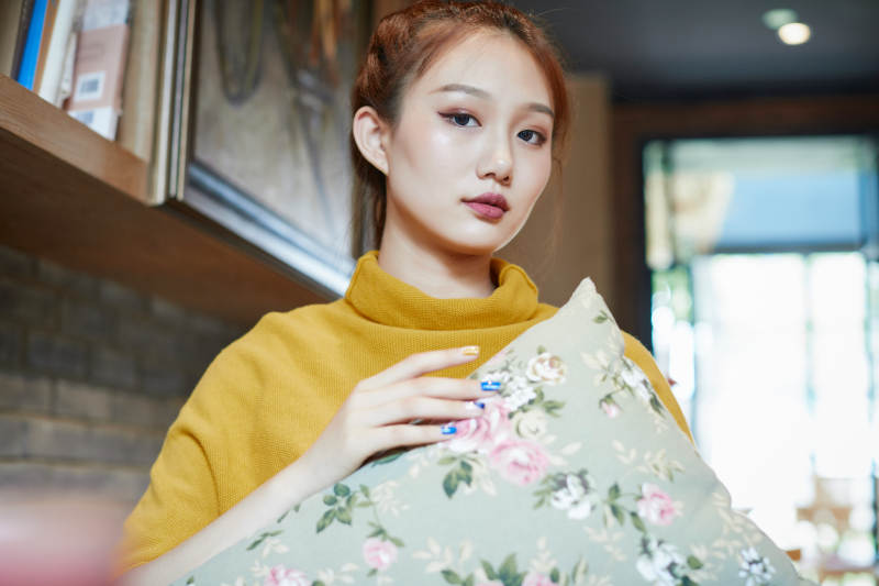 在图书咖啡馆阅读书籍的少女