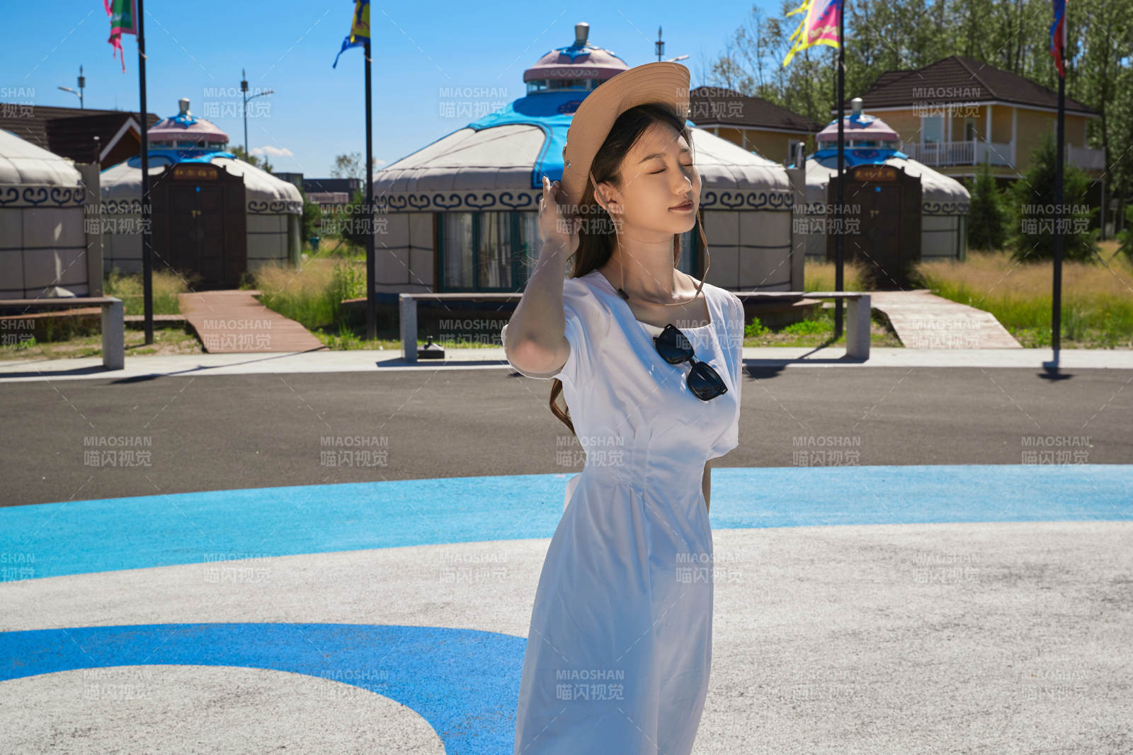 草原湿地公园游玩拍照的亚洲少女