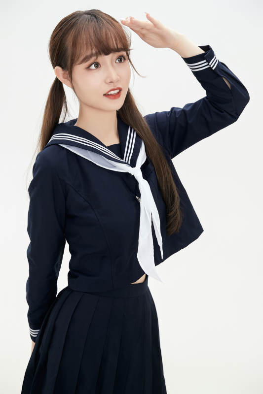 身穿日系高中制服的美丽少女