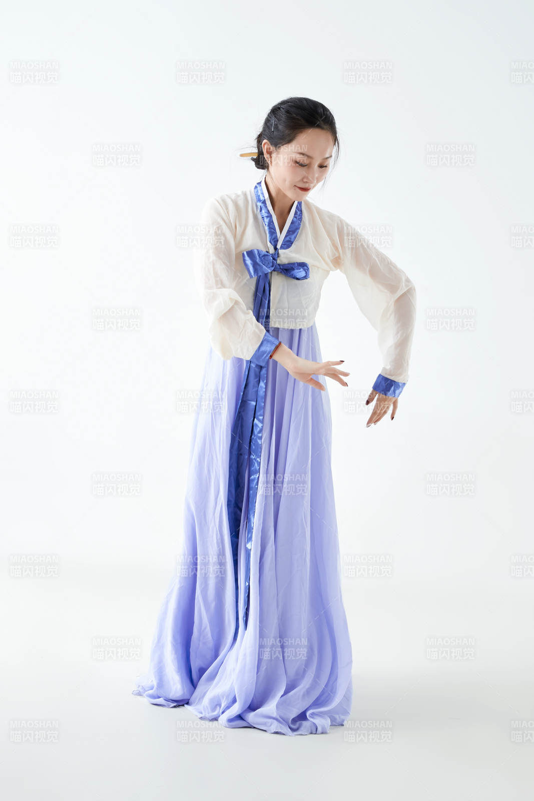 穿着中国朝鲜族传统服饰跳舞的少女图片