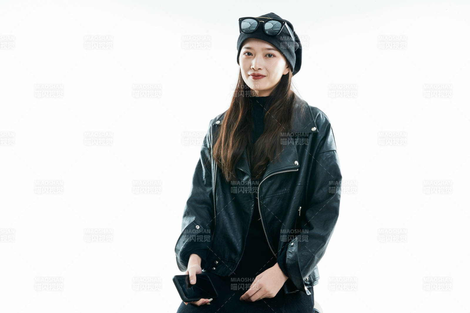 白色背景下准备出发旅行的美丽东方女大学生