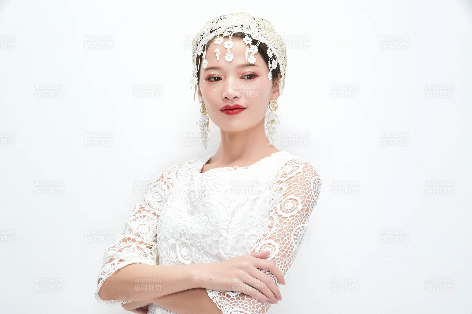 棚拍白色背景下的新娘美妝