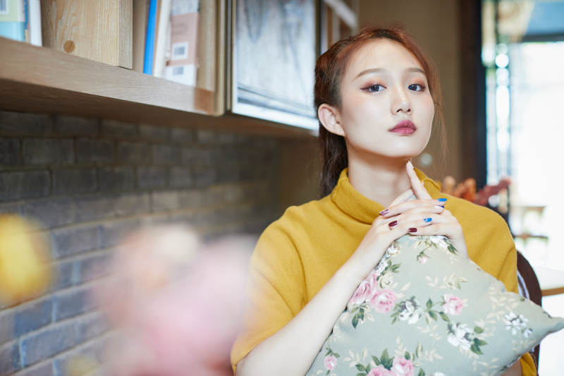 在图书咖啡馆阅读书籍的少女