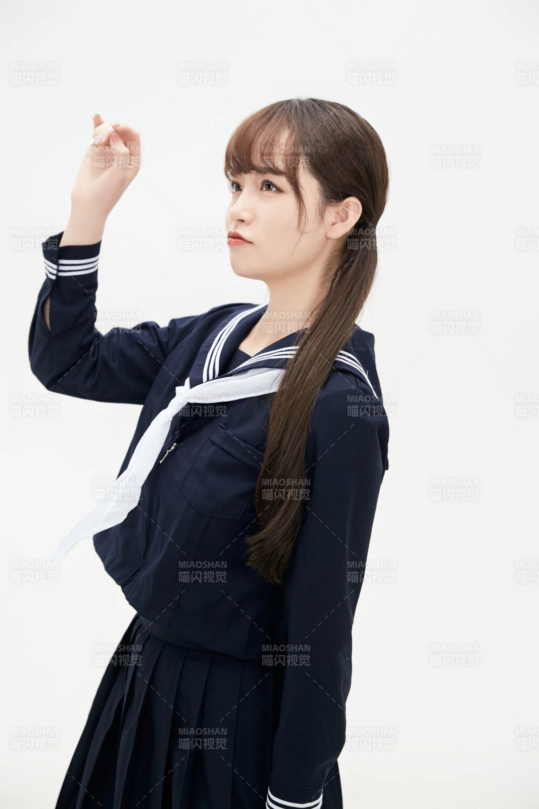 身穿日系高中制服的美麗少女