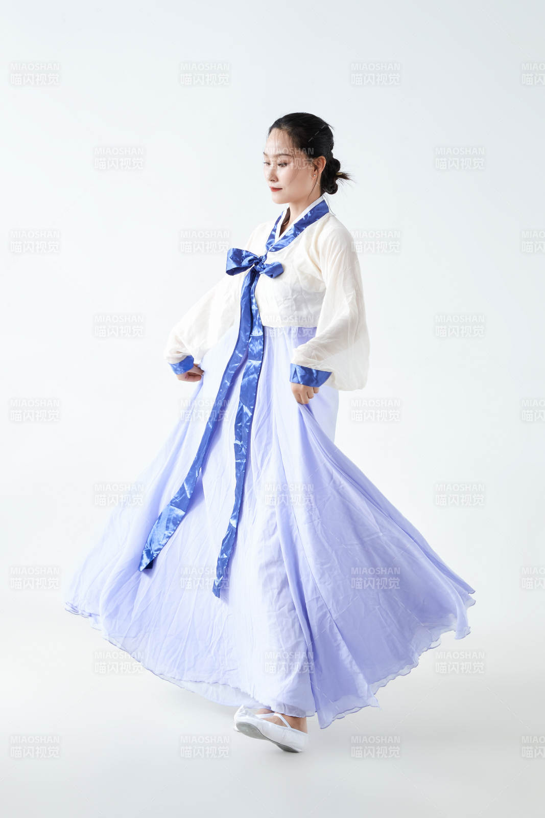 穿著中國朝鮮族傳統服飾跳舞的少女