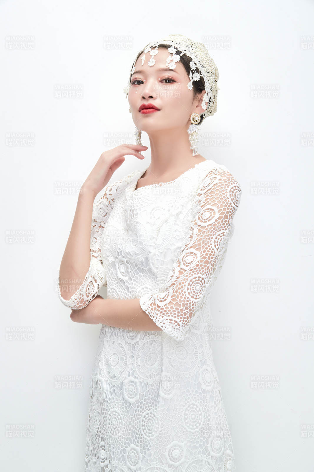棚拍白色背景下的新娘美妝