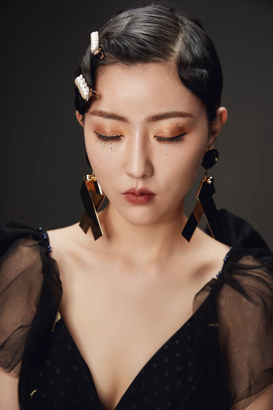 时尚亚洲女性婚纱妆面彩妆