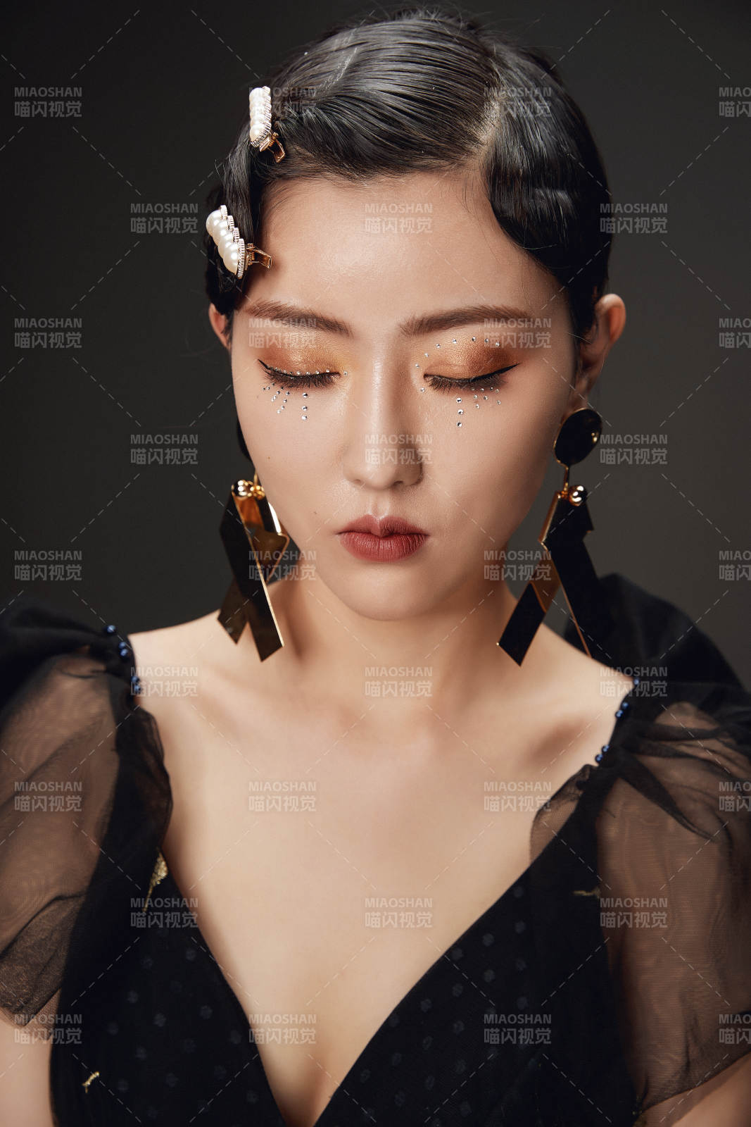 时尚亚洲女性婚纱妆面彩妆