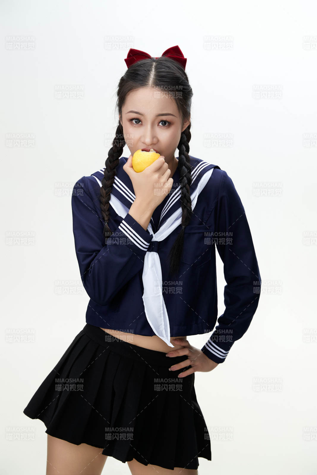 吃水果的亚洲东方长发少女