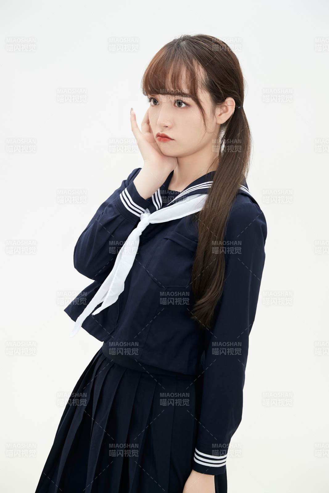 身穿日系高中制服的美麗少女