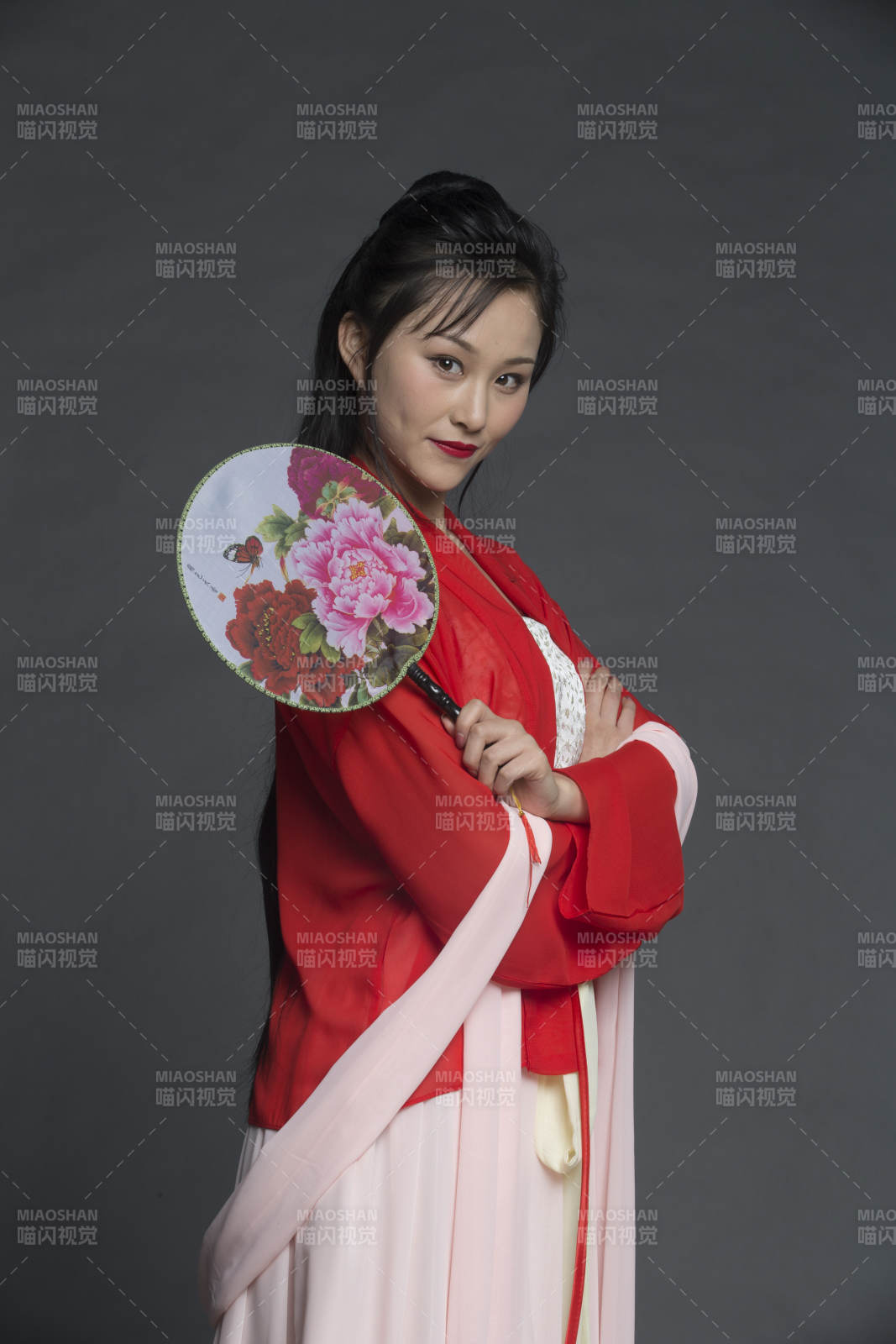 身穿古裝的漢服女性人像漢服影棚拍攝