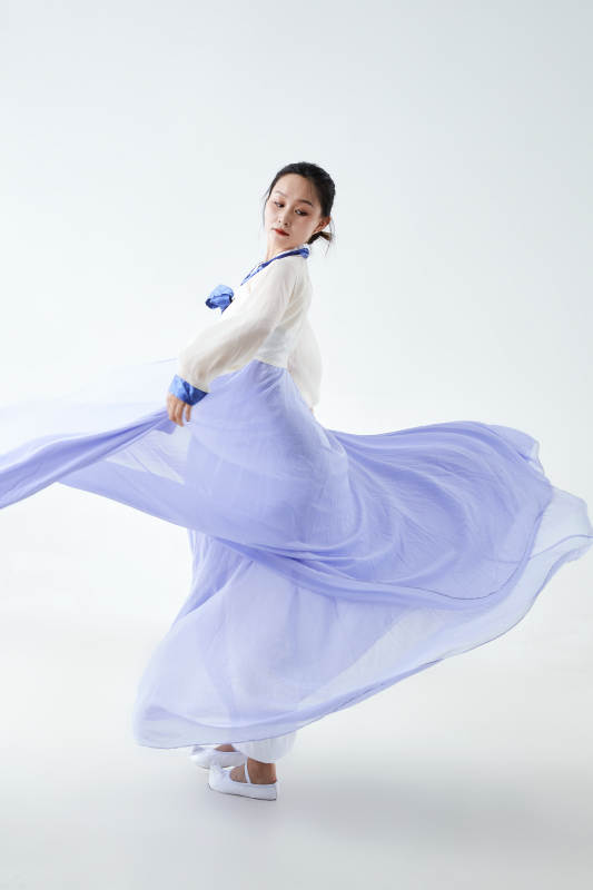 穿着中国朝鲜族传统服饰跳舞的少女