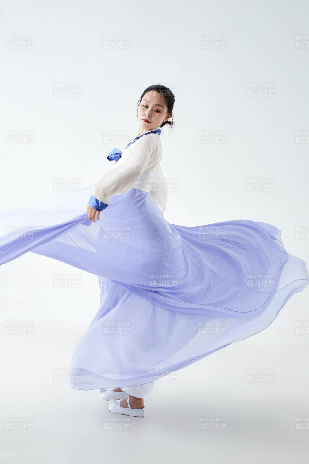 穿着中国朝鲜族传统服饰跳舞的少女