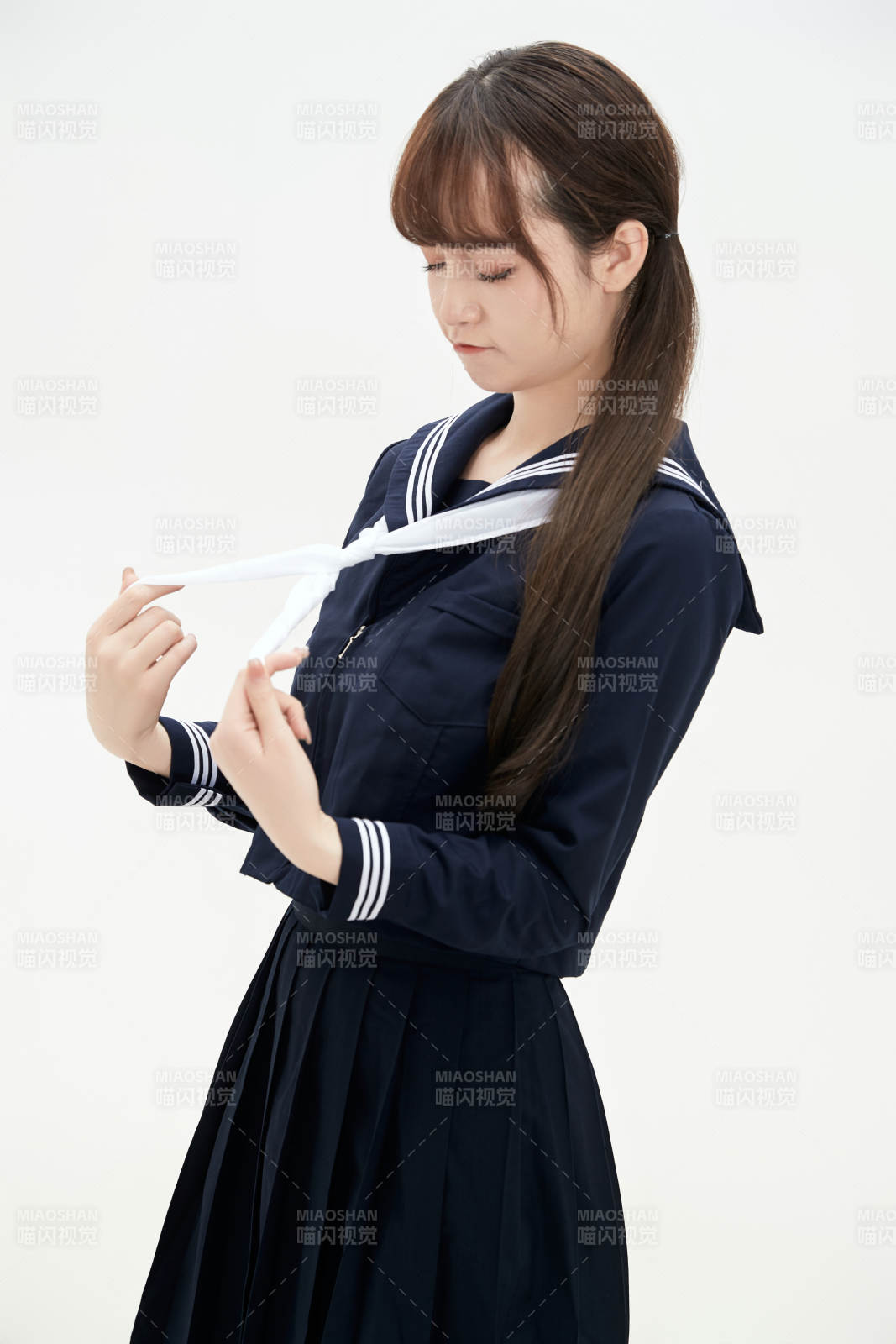 身穿日系高中制服的美丽少女