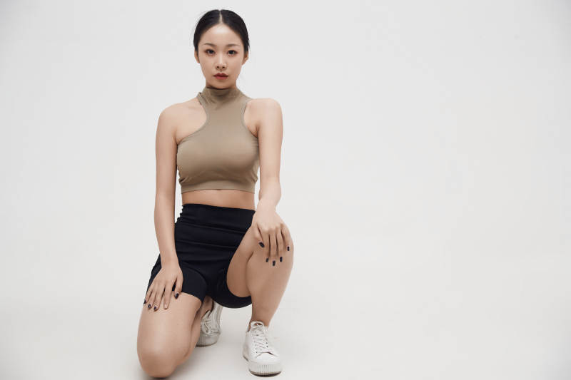 穿着运动服的亚洲美女