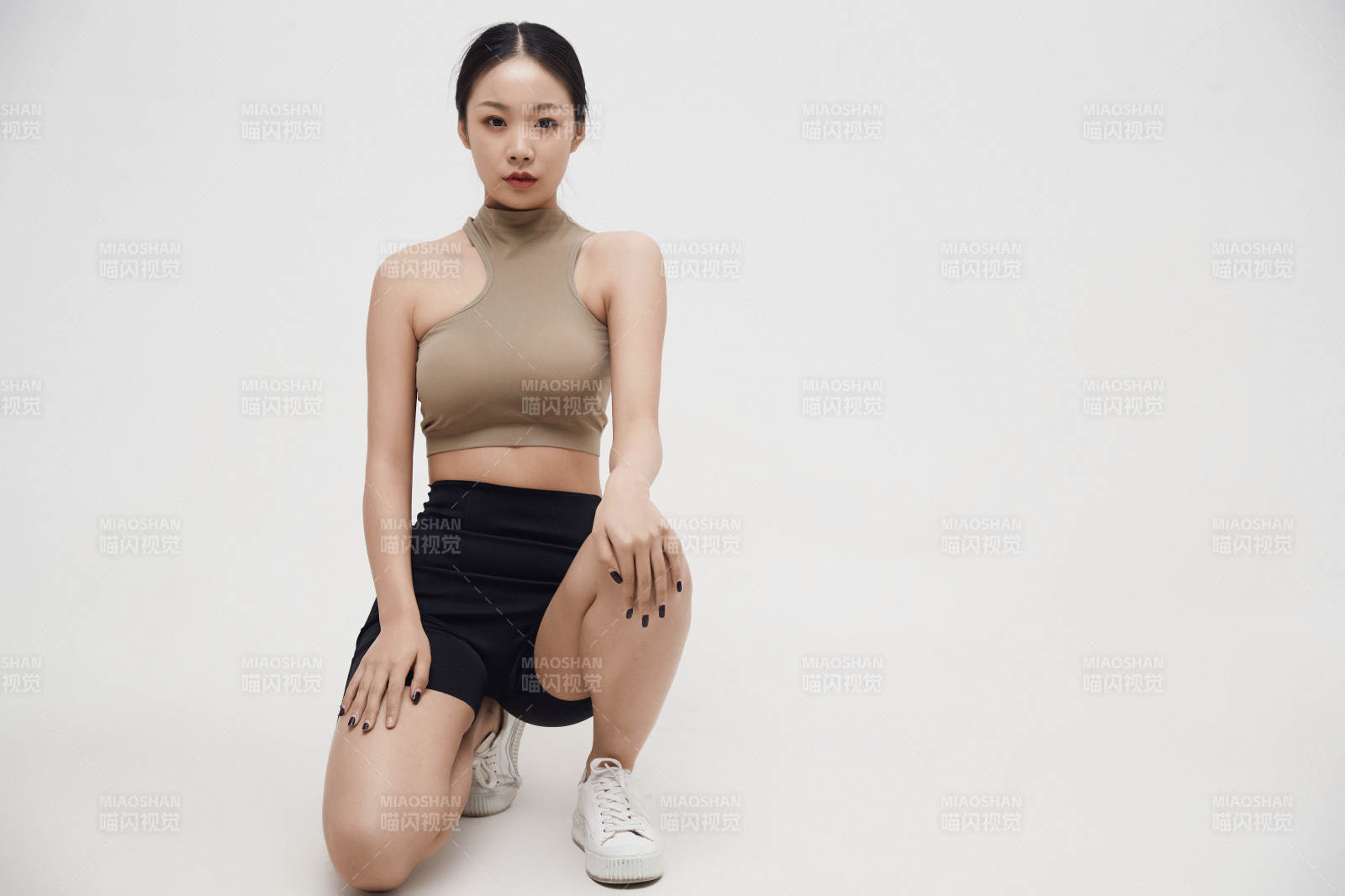 穿着运动服的亚洲美女