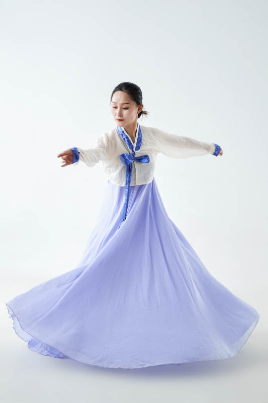 穿着中国朝鲜族传统服饰跳舞的少女