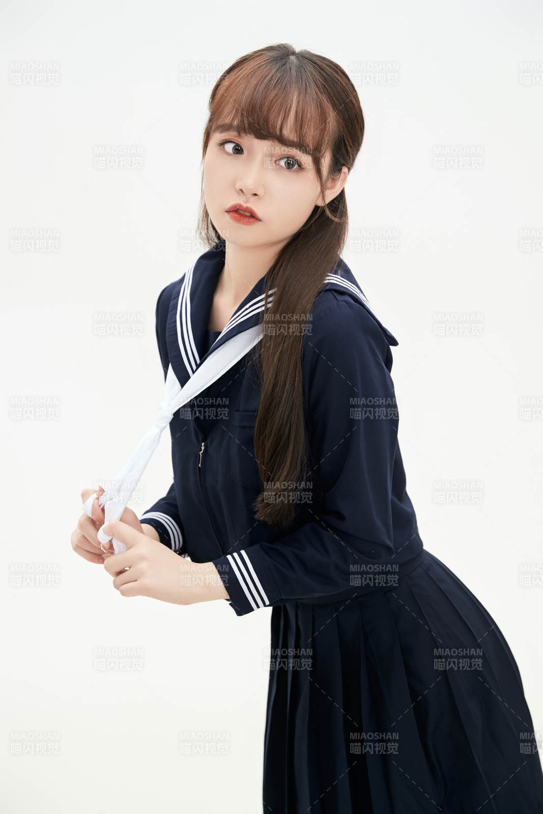 身穿日系高中制服的美丽少女