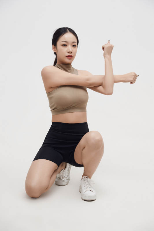 穿着运动服的亚洲美女