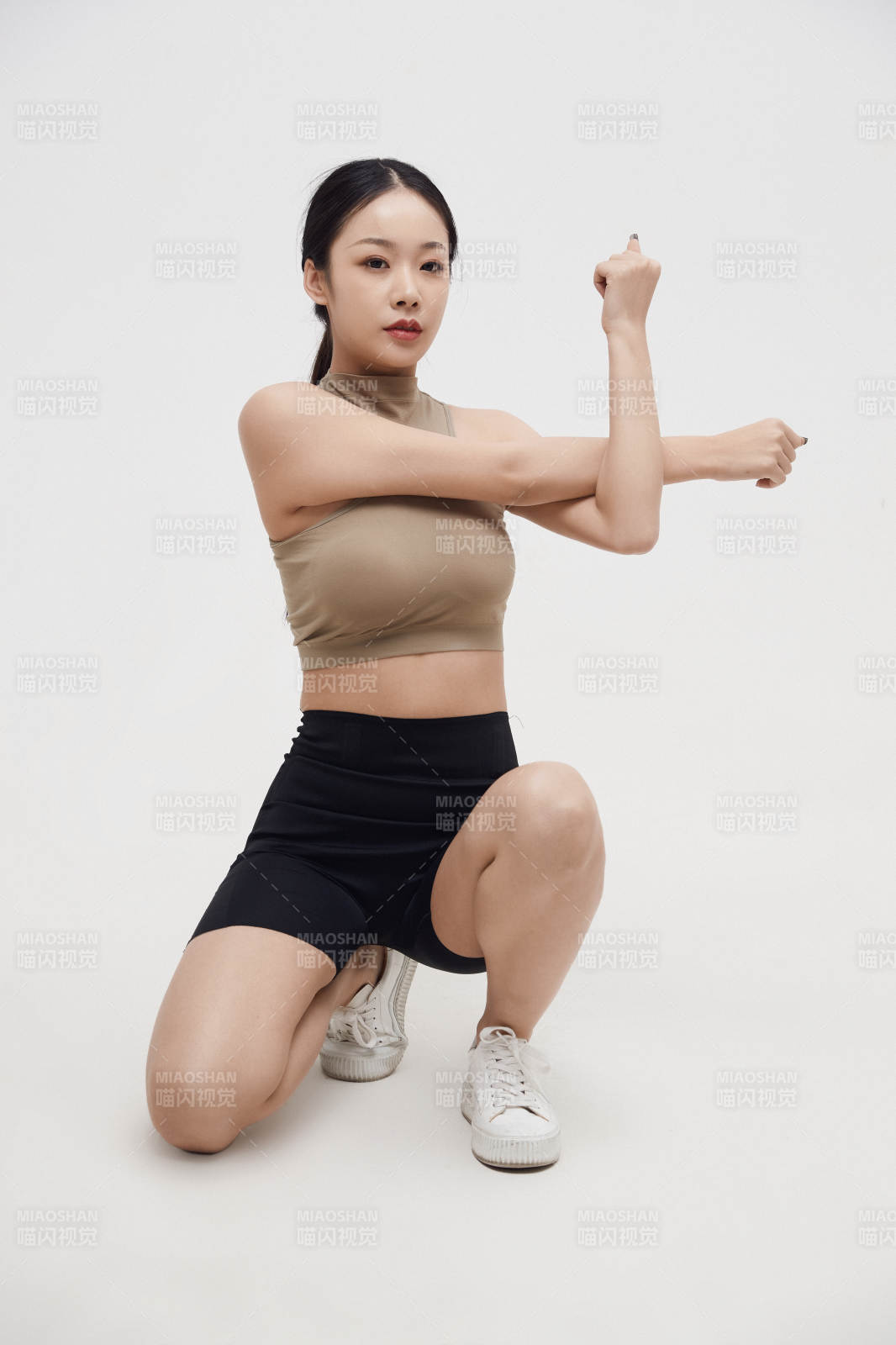 穿着运动服的亚洲美女