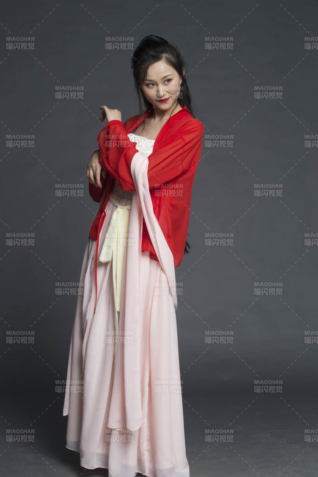 身穿古装的汉服女性人像汉服影棚拍摄