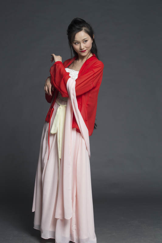 身穿古装的汉服女性人像汉服影棚拍摄