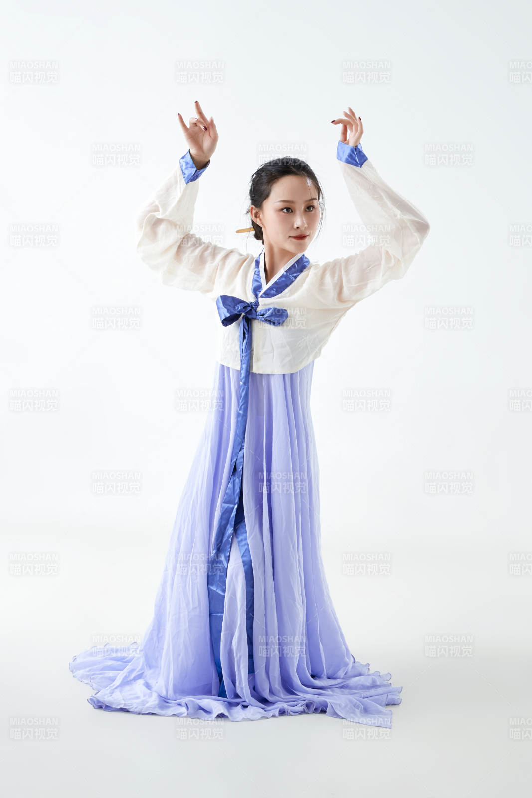 穿着中国朝鲜族传统服饰跳舞的少女