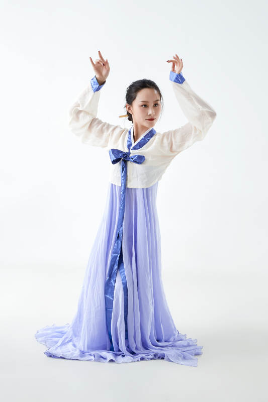 穿着中国朝鲜族传统服饰跳舞的少女