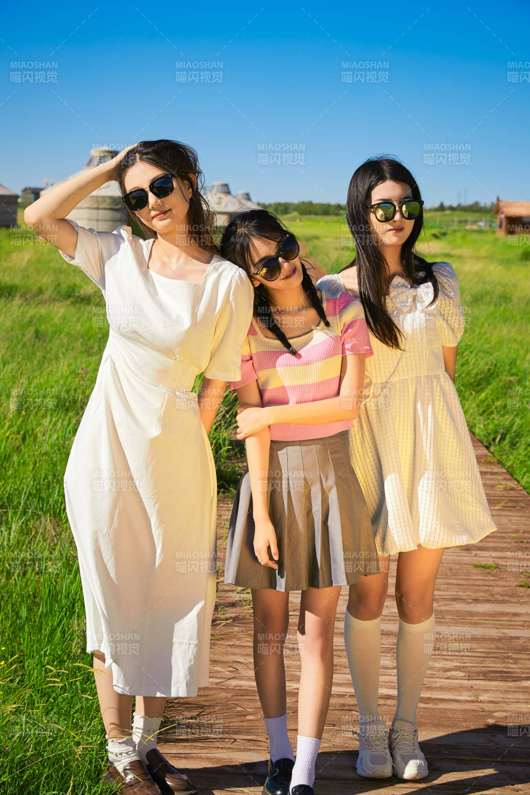 盛夏在草原湿地公园游玩的美女闺蜜