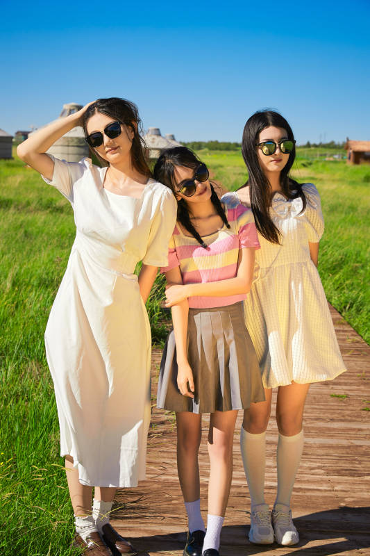 盛夏在草原湿地公园游玩的美女闺蜜