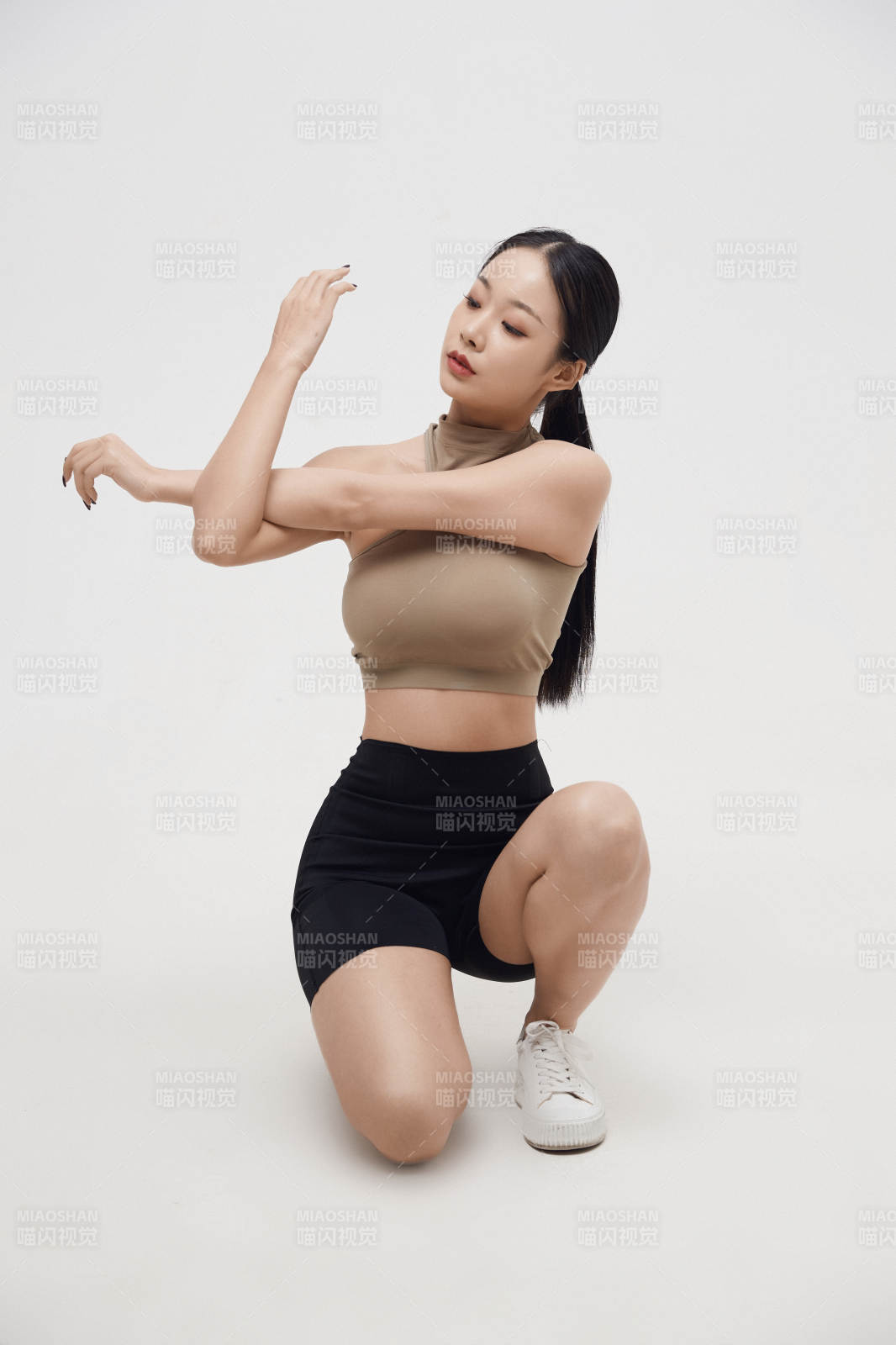 穿着运动服的亚洲美女