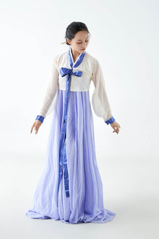 穿着中国朝鲜族传统服饰跳舞的少女