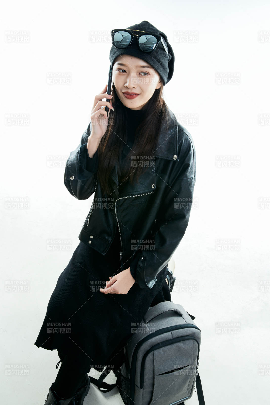 白色背景下准备出发旅行的美丽东方女大学生