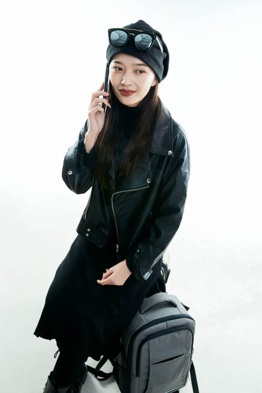 白色背景下准备出发旅行的美丽东方女大学生