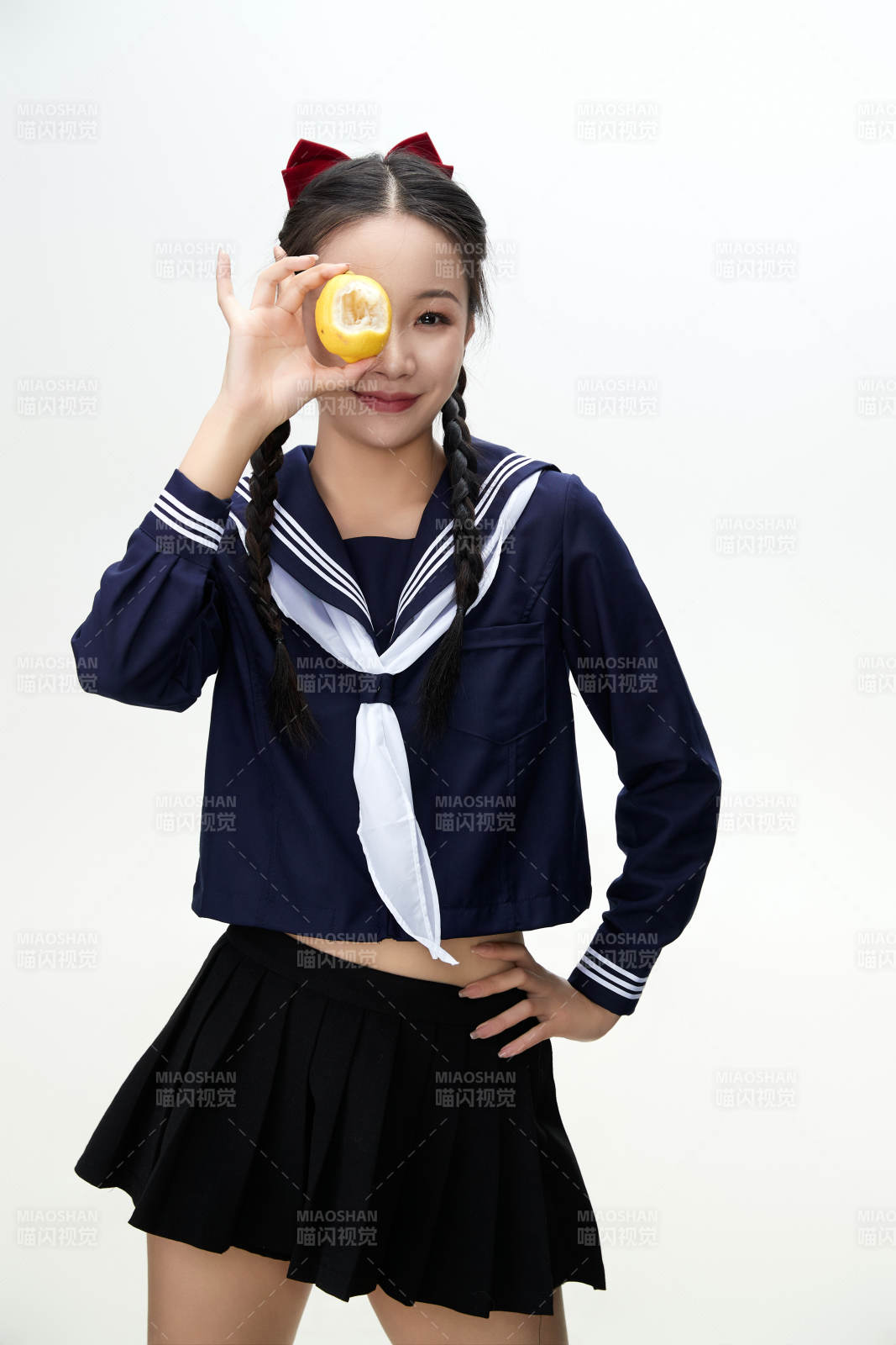 吃水果的亞洲東方長發少女