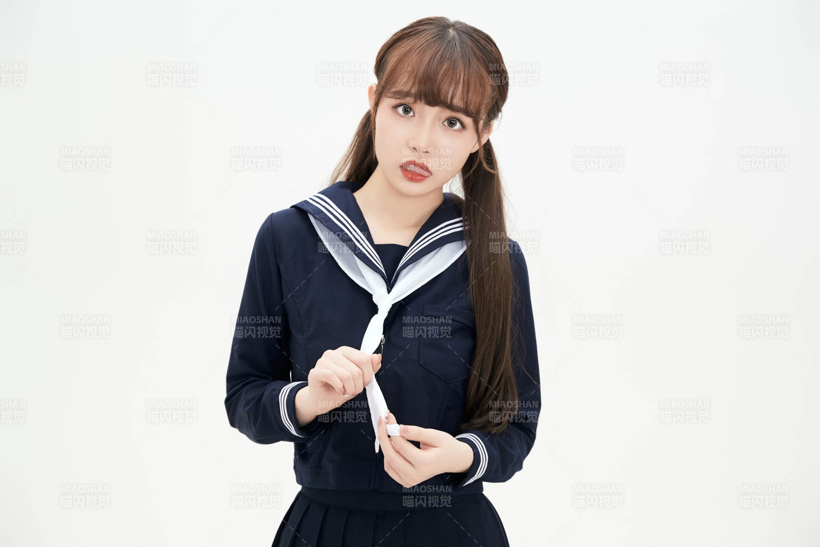 身穿日系高中制服的美丽少女