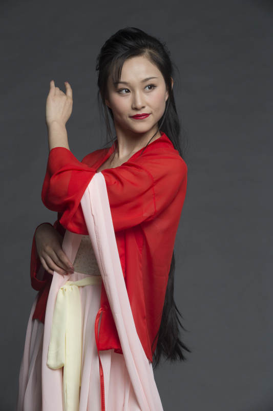 身穿古装的汉服女性人像汉服影棚拍摄