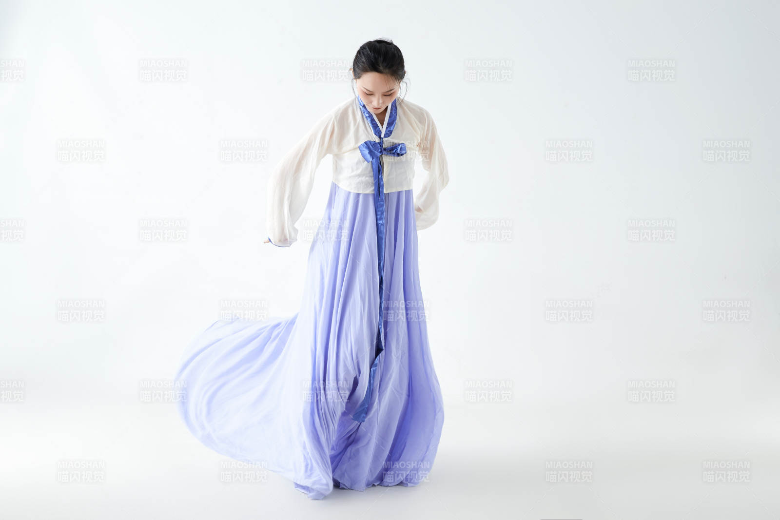 穿著中國朝鮮族傳統服飾跳舞的少女